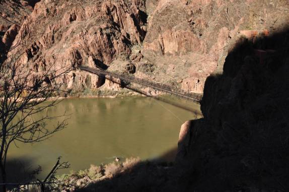 Ponte cruza o rio Colorado, no fundo do Grand Canyon, no Arizona, nos Estados Unidos